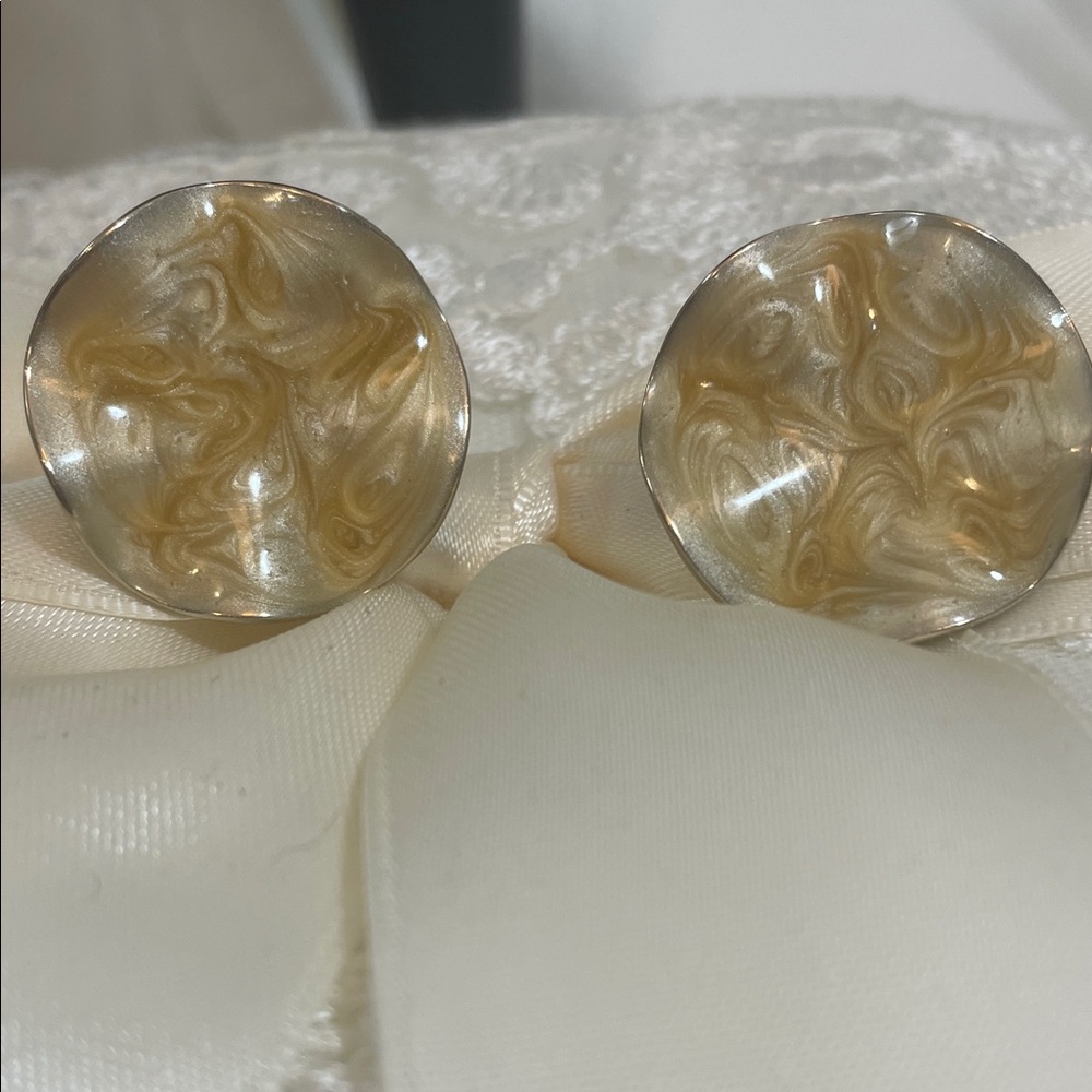 AVON Pearlescent Butterscotch Swirl Round clip Earrings - Gold Tone 1”